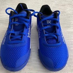 Boys Nike Kyrie Sz 11 New, never worn